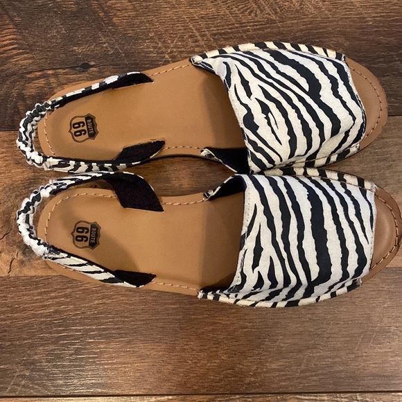 Like new Route 66 zebra print sandals size 6 - Picture 2 of 3
